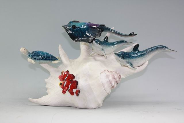 Polyresin wild sea animals on shell